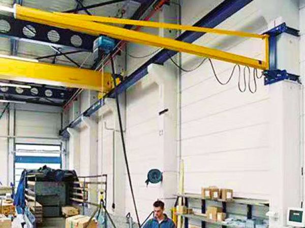 Wall mounted cantilever crane