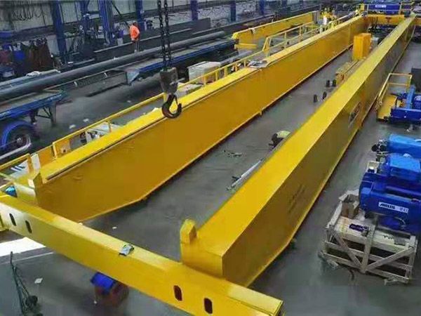 What are the similarities and differences between bridge cranes and gantry cranes?