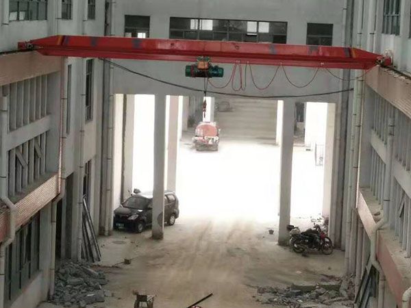 What are the suitable occasions for using a single beam crane